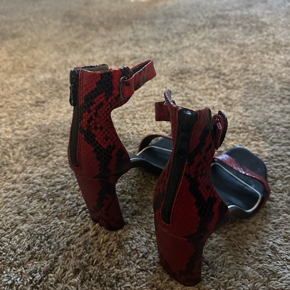 Rag & Bone red and black snake skin heel - Picture 2 of 4